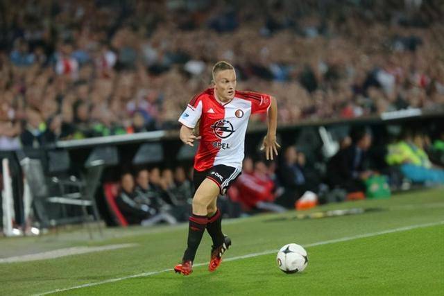 詹姆斯32+15天津胜广东 贺希宁17分深圳负上海